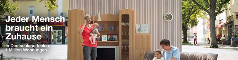 Familie mit ihrem Wohnzimmer auf der Straße