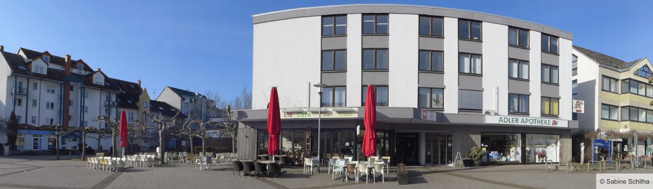 Panoramafoto vom Puiseauxplatz in Rodgau Nieder-Roden mit Häuserreihe