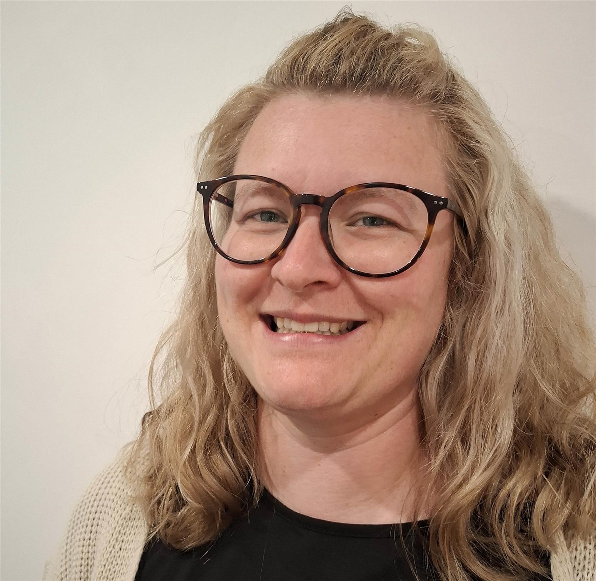 Porträtfoto von Theresa Hein, Pflegedienstleiterin des Caritas-Pflegedienstes in Obertshausen.