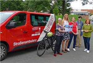 Gruppenfoto von der Scheckübergabe beim Ambulanzbus am Mainufer-Radweg Offenbach