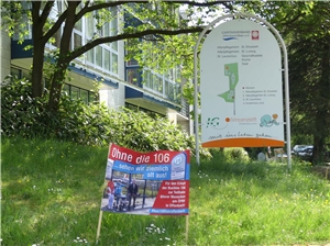 Eingangsschild zum Caritaszentrum Offenbach auf Wiese vor dem Altenpflegeheim St. Elisabeth